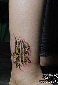 Mga batang babaye Maayo nga tan-awon ang kolor sa tattoo nga pentagram