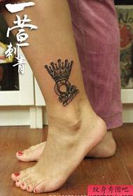 meiteņu kājas populārs izsmalcināts zvaigznājs un vainaga tetovējums modelis
