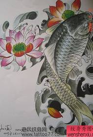 prosty rękopis tatuażu lotosu z połowy kalmarów