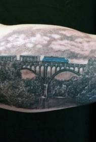 Bewapen realistische foto van het grote tatoeagepatroon van de spoorbrug