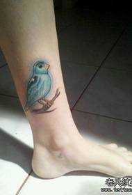 το πόδι του κοριτσιού ωραίο σχέδιο τατουάζ πουλιών χρώμα