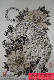 Ръкопис на татуиров божур с тигрови божури
