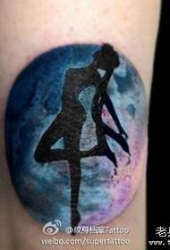 skaists multfilmas meitenes tetovējuma modelis uz kājas