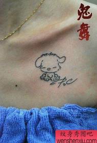 dekle srčkano ljubko risanka kuža tatoo vzorec na prsih