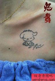 modello di tatuaggio cucciolo carino simpatico cartone animato sul petto