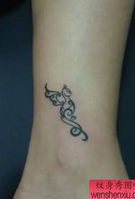 flicka ben totem kattunge tatuering mönster