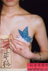 Japanska umjetnica za tetoviranje ljepote prsa boja tetovaža leptira djeluje