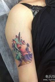 გოგონა მკლავი unicorn და ნაყინის tattoo ნიმუში