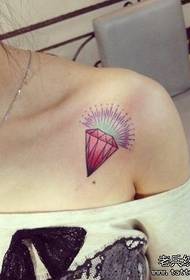 model i tatuazhit me diamant të vogël me ngjyra në shpatullën e vajzës