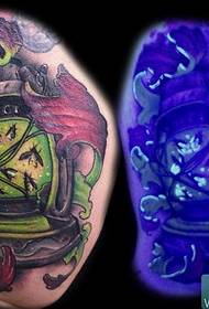 fluorescerande tatuering dag och natt effekt Kontrastkarta