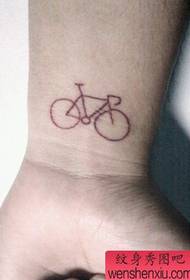 prosty wzór tatuażu rowerowego na nadgarstku