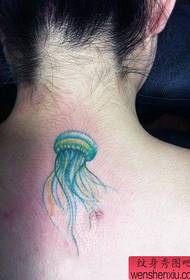 девушка назад Прекрасный и красивый узор татуировки медузы