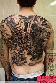 tattoo καλλιτέχνης τατουάζ λειτουργεί πίσω δράκος τατουάζ έργα