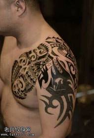 Mezzo modello di tatuaggio totem