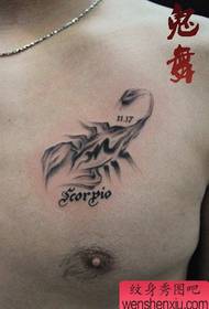 Чоловічі груди красивий класичний візерунок татуювання Скорпіона