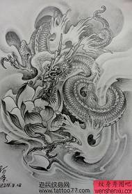 herrschsüchtiges Drachen Lotus Tattoo Manuskript mit vollem Rücken