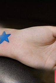 Meedchen Aarm schéin faarweg kleng fënnefpunkte Star Tattoo Muster