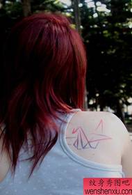 девојка рамена узорак од тетоваже дизалица у боји у боји
