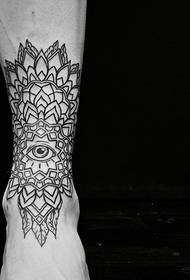 črna in bela totemska tetovaža osebnosti modni čar