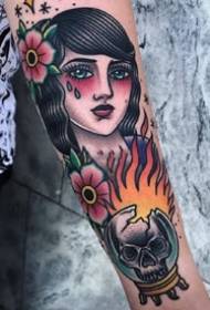 un gruppo di piccoli tatuaggi a colori della vecchia scuola lavora per divertirsi