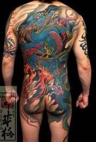 Modellu di tatuatu di dragu in pienu ritornu in Giappone