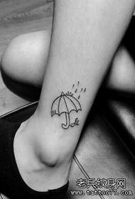 רגל של ילדה עם דפוס קעקוע מטריה קטן