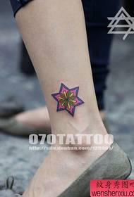 skjønnhet ben vakre blomster totem tatoveringsmønster