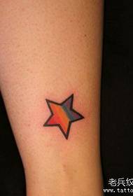 kızın bacak rengi beş köşeli yıldız dövme deseni