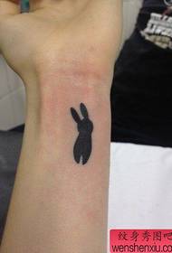cute na totem bunny tattoo pattern sa pulso