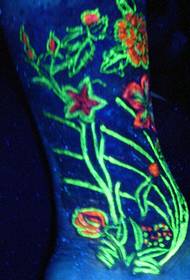 Il tatuaggio fluorescente Lin Rui sotto la luce notturna non invidia Oh