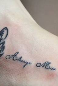 totem gatto collo del piede ragazza con lettere Modello del tatuaggio