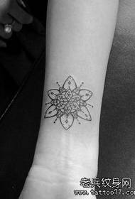 djevojka ruke modni cvjetni totemski uzorak tetovaža