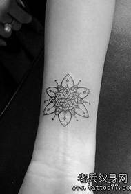 modello di tatuaggio floreale totem moda braccio ragazza