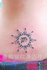 dívka zpět totem scorpio a slunce tetování vzor