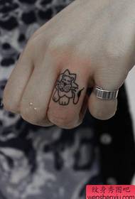 menina dedo um pequeno leão Leo tatuagem padrão