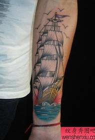 腕のハンサムな帆タトゥーパターン