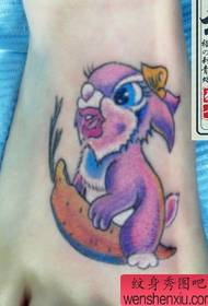 djevojka stopala crtani uzorak tetovaža zeca