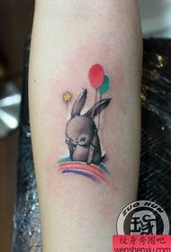 modello di tatuaggio di ragazza braccio carino palloncino coniglietto
