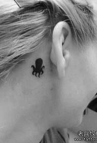 meisje oor een totem kleine octopus tattoo patroon
