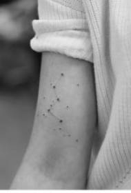 თანავარსკვლავედის ტატუტის ნიმუში მარტივი და დახვეწილი შავი და ნაცრისფერი ტონის თანავარსკვლავედის tattoo ნიმუში