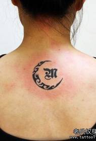 ragazza tatuaggio totem luna e lettera modello tatuaggio