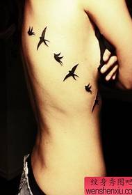 fille côté poitrine un motif de tatouage total avaler