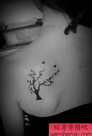 dievča späť populárne pekný totem malý strom tetovanie vzor