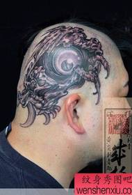 Ka mahi a tattoo tattoo Japanese i te upoko me nga kanohi o te kanohi