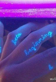 apreciació del tatuatge del dit invisible de la germana: una imatge de tatuatge de text fluorescent invisible
