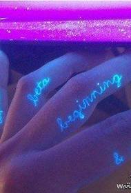 apprezzamento invisibile del tatuaggio del dito della sorella: immagine invisibile del tatuaggio del testo fluorescente