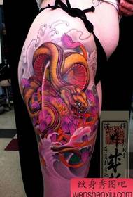 Japanilainen värillinen käärmekrysanteemin tatuointikuvio