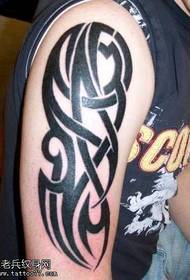 modello tatuaggio braccio totem moda semplice