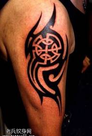 Arm mode totem tatuering mönster