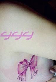 djevojka na prsima lijepo moderan uzorak tetovaža pramca